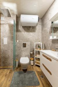 Stylish 1BR Flat Garden Balcony Parking في مدينة فارنا: حمام مع مرحاض ومغسلة