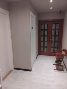 a hallway with a door and a bench in front of it at Dimora Alta in Olbia