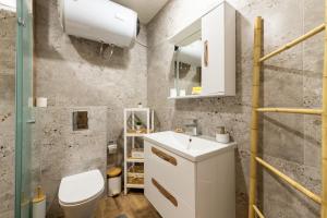 Stylish 1BR Flat Garden Balcony Parking في مدينة فارنا: حمام مع حوض غسيل أبيض ومرحاض +44 صورة