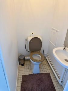 une salle de bains avec toilettes et lavabo dans l'établissement Appartement vue sur Tour Eiffel, à Garches