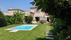 Bazén v ubytování Soa nebo v jeho okolí