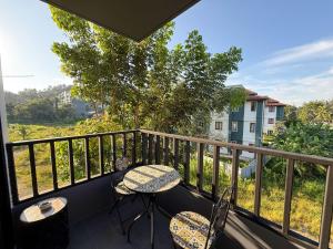 ein Balkon mit Tisch und Stühlen und Aussicht in der Unterkunft 6th Avenue 2 bedroom in Surin Beach