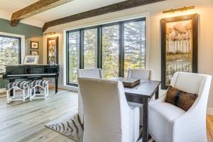 Χώρος καθιστικού στο Walk to Lake Arrowhead Village! Home with Lake Views