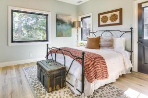 Ένα ή περισσότερα κρεβάτια σε δωμάτιο στο Walk to Lake Arrowhead Village! Home with Lake Views