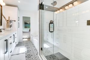 Ένα μπάνιο στο Walk to Lake Arrowhead Village! Home with Lake Views +35 φωτογραφίες