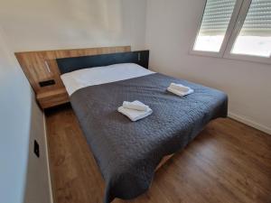 una camera da letto con un letto con due asciugamani sopra di Renovated & Comfortable Apartment with Lift a Castellón de la Plana