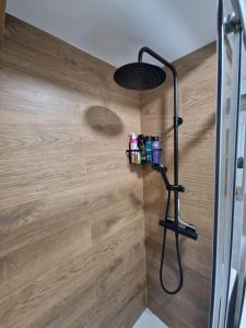 e bagno con doccia e parete in legno. di Renovated & Comfortable Apartment with Lift a Castellón de la Plana