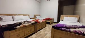 Ένα ή περισσότερα κρεβάτια σε δωμάτιο στο New Shaheen Park Hotel