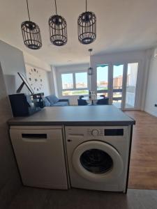 una cucina con lavatrice in soggiorno di Renovated & Comfortable Apartment with Lift a Castellón de la Plana