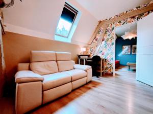 ein Wohnzimmer mit Sofa und Tisch in der Unterkunft Chez Maméta - Séjour à Auxerre in Auxerre