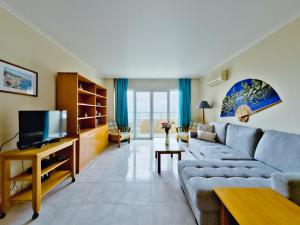 Μια τηλεόραση ή/και κέντρο ψυχαγωγίας στο Apartamentos Turisticos Perola da Rocha