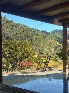 een picknicktafel en een bank voor een berg bij Cabana Anitápolis in Annitapolis +8 foto's