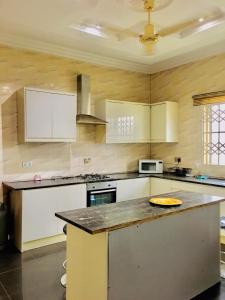 O bucătărie sau chicinetă la Mcari suite