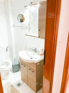 Koupelna v ubytování Steve's Siviri's Apartment + 21 fotografií