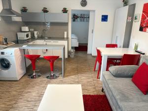 Una cocina y una sala de estar con un sofá y una mesa. en Boutique Apartments, en Liubliana