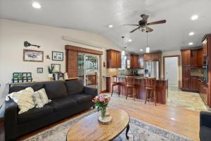 Køkken eller tekøkken på Pikes Peak Vista House - Extended Monthly Stays