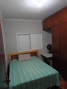 Ένα ή περισσότερα κρεβάτια σε δωμάτιο στο Quarto Privativo a 10 Min do Aeroporto GRU I