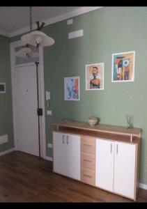 una stanza con una scrivania in una stanza con pareti verdi di Thalìa a Trapani