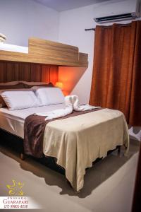 Ένα ή περισσότερα κρεβάτια σε δωμάτιο στο CONFORTO IMBATIVEL - 25 metros do MAR - 2 Quartos com AR CONDICIONADOS SPLIT, Air Fryer, WI-FI, Disney Plus, Star Plus, HBO Max, Guarda Sol, Cadeiras de Praia e Caixa Térmica - 8 pessoas com Muito Conforto - Melhor Localização!