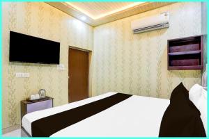 Кровать или кровати в номере SS Heritage Palace near Lucknow Juncation # Free Wi-Fi and Room Service Facilities # Fully Air conditioning Premium Room - Best Premium Hotel In Lucknow