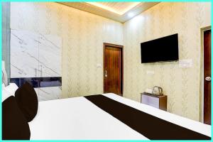 Телевизор и/или развлекательный центр в SS Heritage Palace near Lucknow Juncation # Free Wi-Fi and Room Service Facilities # Fully Air conditioning Premium Room - Best Premium Hotel In Lucknow