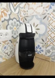 una macchinetta del caffè in bianco e nero seduta su un tavolo di Thalìa a Trapani Altre 50 foto