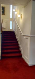 Mon reve في برج الكيفان: درج في مبنى عليه سجادة حمراء +5 صور