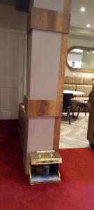 Mon reve في برج الكيفان: درج في غرفة مع بيانو في الخلفية