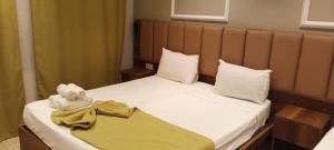 Mon reve في برج الكيفان: غرفة نوم مع سرير مع دمية دب عليها