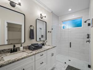 un bagno bianco con lavandino e doccia di Seabreeze Pines a Crawfordville Altre 30 foto