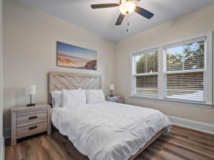 una camera da letto con un letto e un ventilatore a soffitto di Seabreeze Pines a Crawfordville