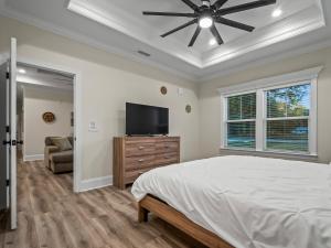 una camera da letto con un letto e una TV a schermo piatto di Seabreeze Pines a Crawfordville