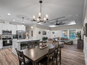 una cucina e un soggiorno con tavolo e sedie di Seabreeze Pines a Crawfordville