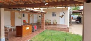 una casa con patio e prato di pousada paraíso a Canudos