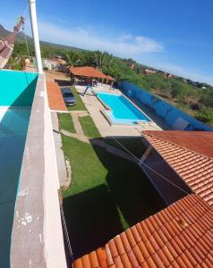 vista sul tetto con piscina di pousada paraíso a Canudos