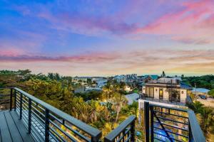 een uitzicht vanaf het balkon van een huis bij Summer Shores Estate in Bailey Hall