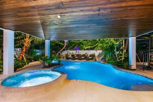 een binnenzwembad met een hot tub in een huis bij Summer Shores Estate in Bailey Hall +70 foto's