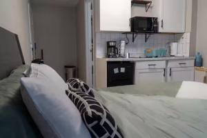 Kuchyň nebo kuchyňský kout v ubytování Perfect Location! All include Tampa Private Suite + 8 fotografií