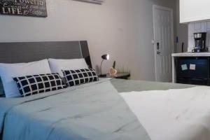 Postel nebo postele na pokoji v ubytování Perfect Location! All include Tampa Private Suite