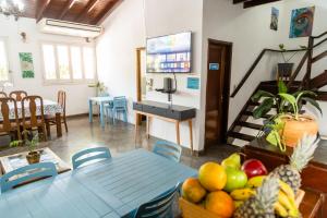 a room with a table with fruit on it at Altillo privado con desayuno artesanal en pleno centro in Asuncion