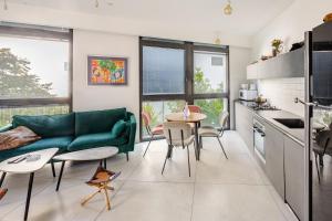Кухня или мини-кухня в boutique apartment by Dizengoff square
 +15 фотографий