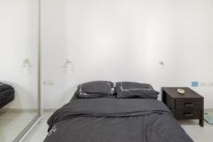 Кровать или кровати в номере boutique apartment by Dizengoff square