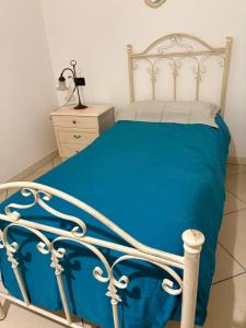 a bedroom with a blue bed and a dresser at Amber house in Lesina