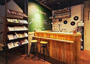 een restaurant met twee krukken aan een toonbank in een winkel bij 約旦河民宿包棟附電動麻將 in Hsia-ch'ing