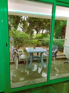 ein Tisch und Stühle auf einer Terrasse in der Unterkunft Dar Sabrina Bizerte Corniche in Banzart