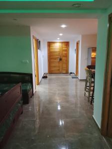 ein Wohnzimmer mit einem Sofa und einer Holztür in der Unterkunft Dar Sabrina Bizerte Corniche in Banzart + 14 Fotos