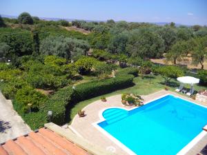 una vista aérea de una piscina en un jardín en Villa Belfronte, en Floridia