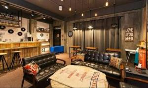 een woonkamer met een leren bank en een bar bij 約旦河民宿包棟附電動麻將 in Hsia-ch'ing +24 foto's