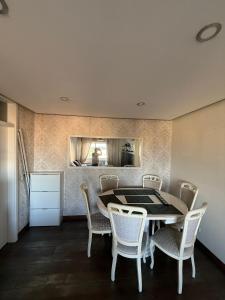 Un comedor con mesa y sillas en DhaliHOUSE, en Mealhada