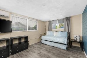 Μια τηλεόραση ή/και κέντρο ψυχαγωγίας στο Walk 2 Beach Corporate Families Pets OK